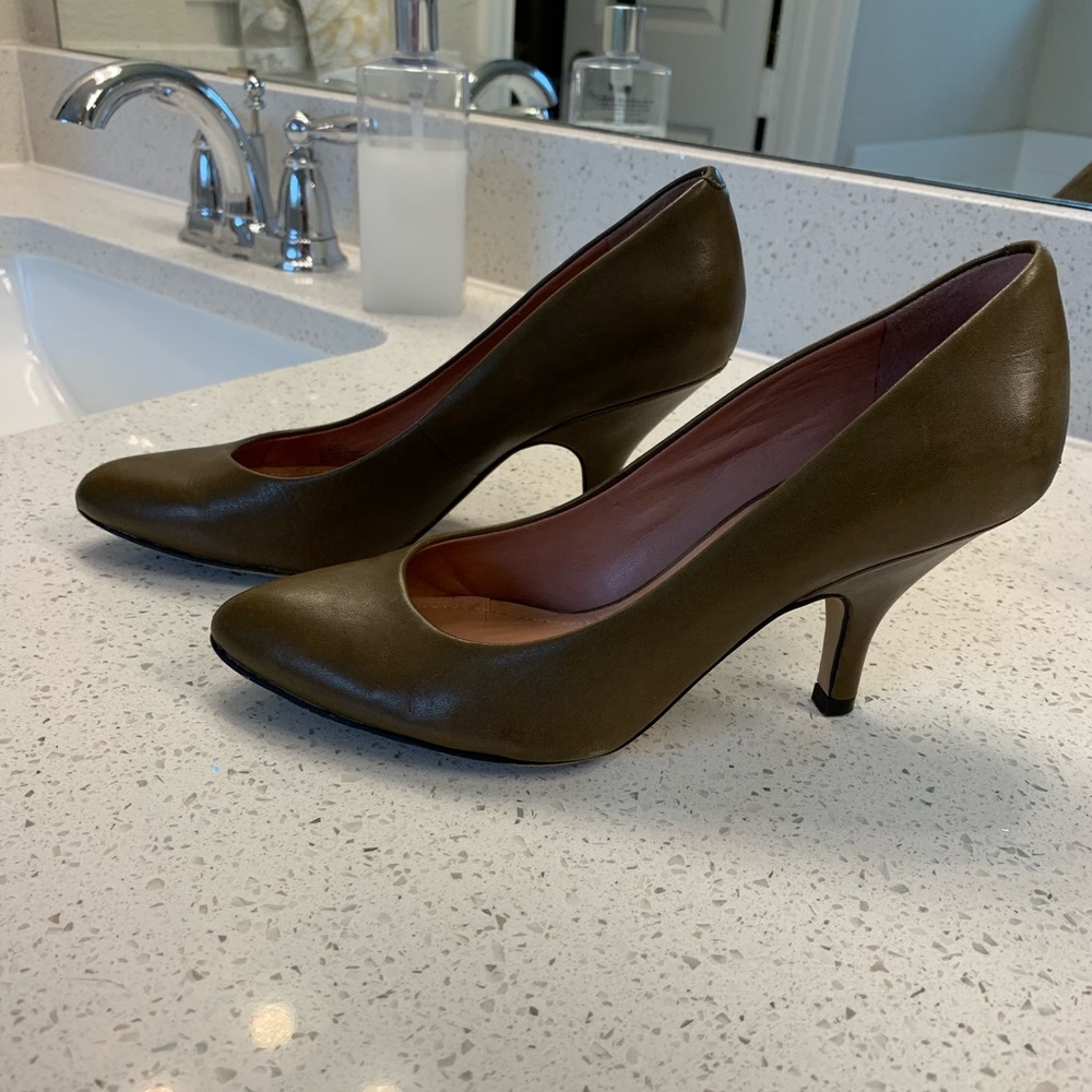 Vince Camuto size 5.5 army green low heel